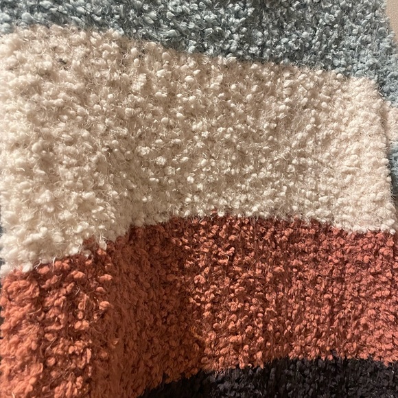 Fuzzy sweater - Picture 3 of 4